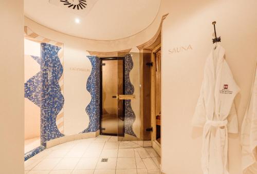 a bathroom with blue and white tiles on the walls at Hotel Castel Rundegg (Adults Only) in Merano
