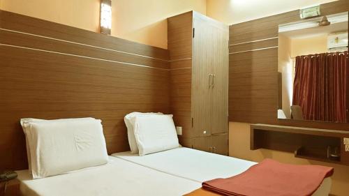 En eller flere senge i et værelse på Sree Rama Lodge