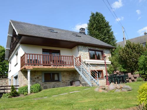 ウェームにあるHoliday home in Ondenval with sauna Hautes Fagnesの家 横にデッキ付