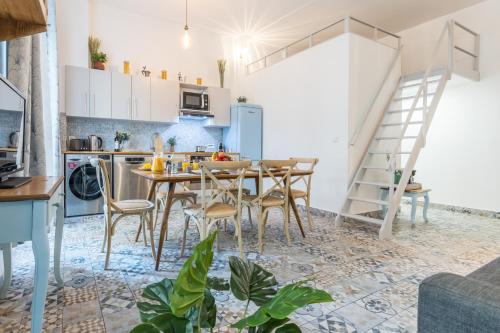 MY CASA - FRICERO في نيس: مطبخ وغرفة طعام مع طاولة وكراسي
