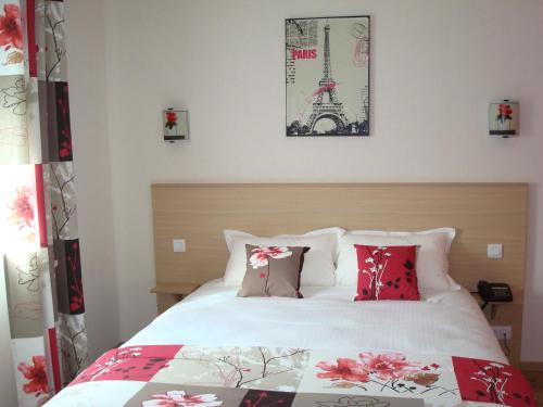 Katil atau katil-katil dalam bilik di Brit Hotel Confort Azur Cholet Nord