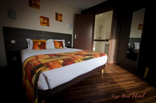 Katil atau katil-katil dalam bilik di Brit Hotel Confort Azur Cholet Nord