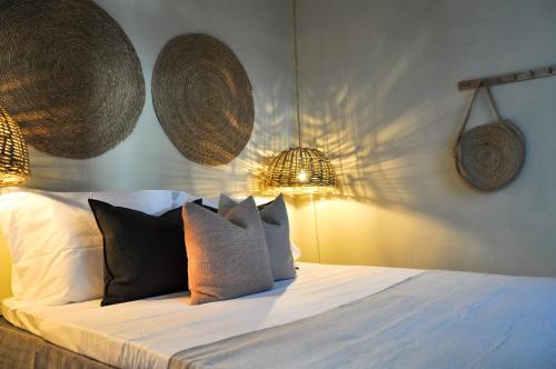 Säng eller sängar i ett rum på Casa Salinas, Elegant Flat w patio in Taviras Historical Centre