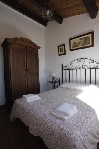 Een bed of bedden in een kamer bij Villa Rural Sierra Hueznar