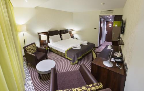 En eller flere senger på et rom på Hotel Ambassador Kaluga