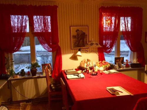 una mesa de comedor con un mantel rojo. en Captivating 1-Bed Studio, en Avesta
