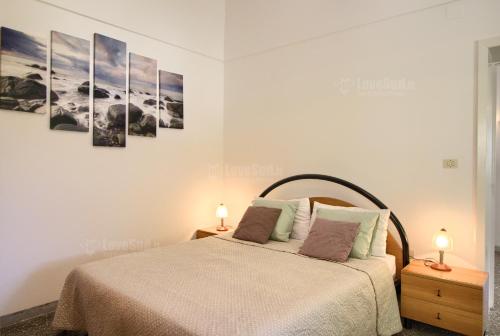 パトゥにあるSole A Sunset Bay - San Gregorioのベッドルーム1室(ベッド1台、テーブルにランプ2つ付)