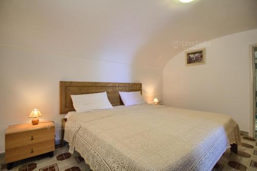 una camera con un letto e un comodino con due lampade di Alfa Ovest a Patù