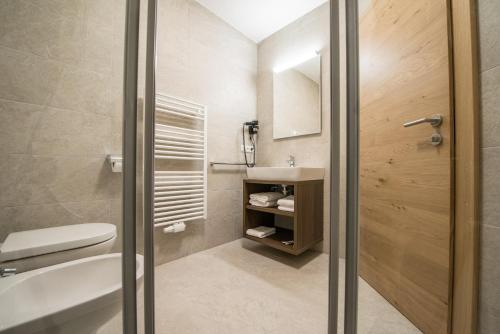 Hotel Bacher tesisinde bir banyo