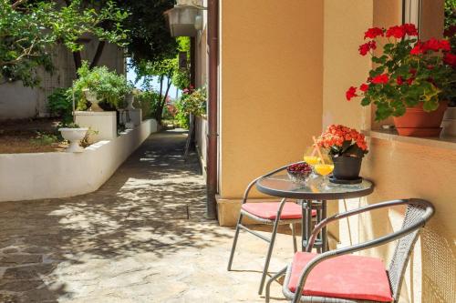 een tafel en stoelen naast een gebouw bij Apartments Zenta Split in Split