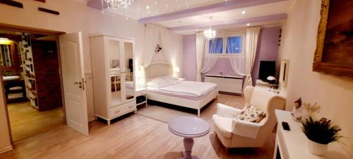 um quarto com uma cama, um sofá e uma mesa em Excellent Romantic em Praga