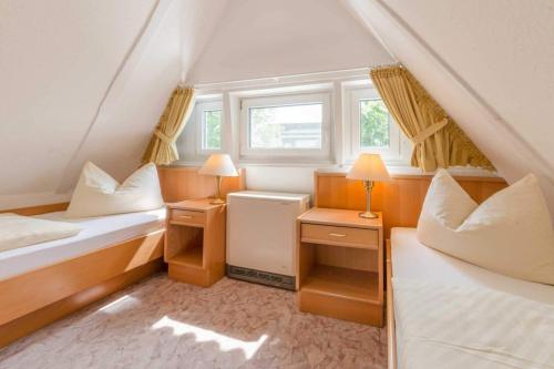Habitación pequeña con 2 camas y 2 lámparas en Landhaus Braband Ferienhaus ohne WLAN - Christian-Brütt-Weg, en Cuxhaven