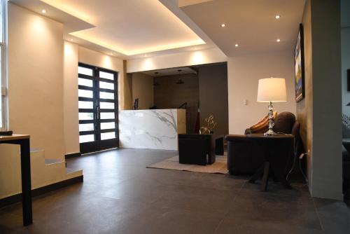 a living room with a large white marble counter at Casa moderna equipada como hotel Habitación 2 F in Monterrey