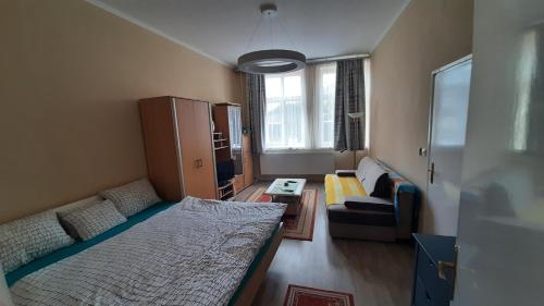 a small room with a bed and a couch at Vár-Lak in Kőszeg