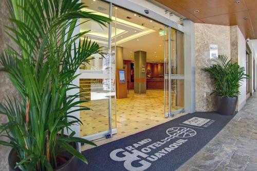 una entrada de oficina con plantas y una alfombra de bienvenida en Grand Hotel Guayaquil, Ascend Hotel Collection, en Guayaquil