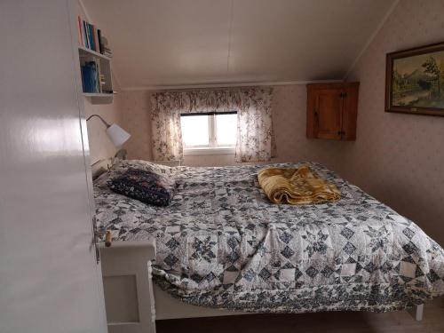 a bedroom with a bed with a cat laying on it at Messlingen 160 in Funäsdalen