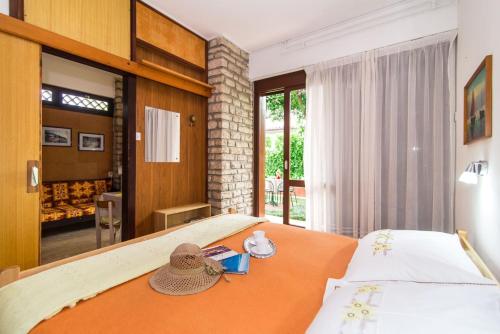 um quarto com uma cama com dois chapéus em Apartments Ljerka em Rabac