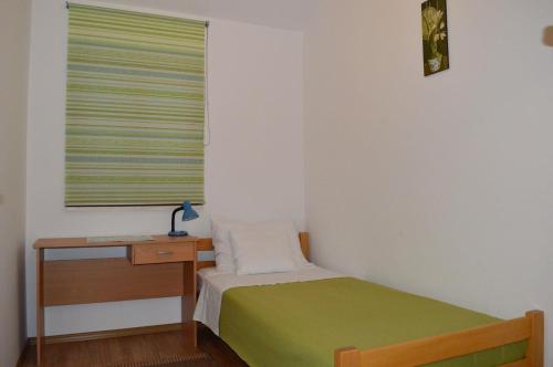 Postel nebo postele na pokoji v ubytování Apartments Vilim Tisno