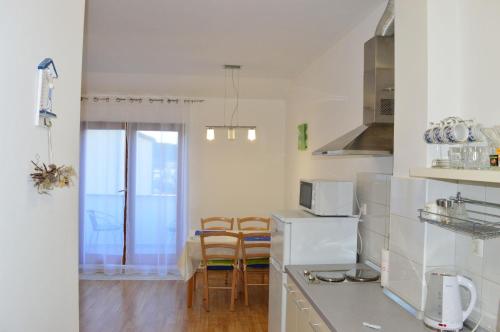 A cozinha ou cozinha compacta de Apartments Vilim Tisno