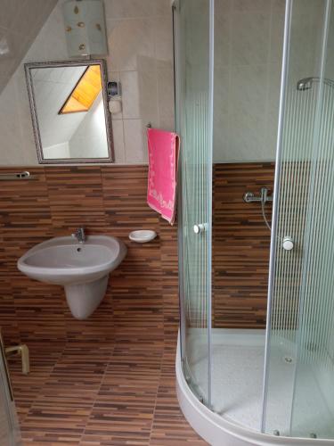 Ванная комната в Holiday Apartmanház