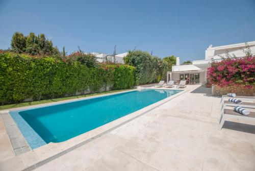 a swimming pool in a villa with a yard at Villa Linda in Aldeia do Meco
