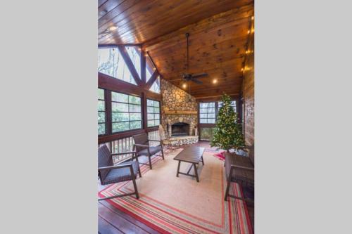 Posezení v ubytování Secluded Cabin near Downtown Blue Ridge