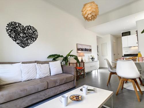 un salon avec un canapé et une table dans l'établissement Nestor&Jeeves - SWEETHEART - Hyper center - Close sea and Old Town, à Nice