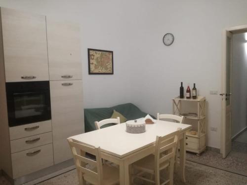 cocina con mesa y sillas en una habitación en La Casa dei Nonni, en Leverano