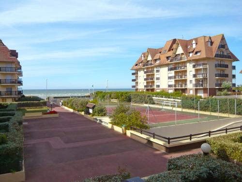 カブールにあるApartment Les Normandières-11 by Interhomeの海辺のテニスコート付き建物