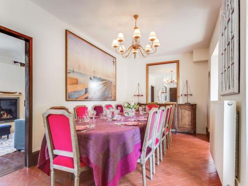 クルル・シュル・メールにあるVilla Le Cyclamen by Interhomeのダイニングルーム(ピンクのテーブルと椅子付)