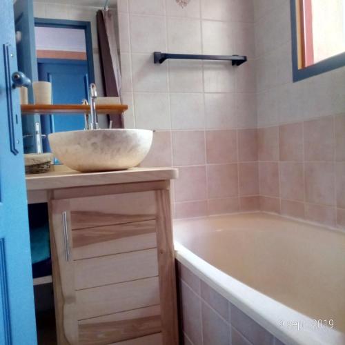 une salle de bain avec un lavabo et une baignoire dans l'établissement les Hauts du Lac, à Sainte-Croix-de-Verdon