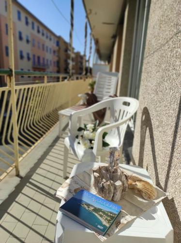 um livro sentado numa mesa numa varanda em Girasole76 em Sestri Levante