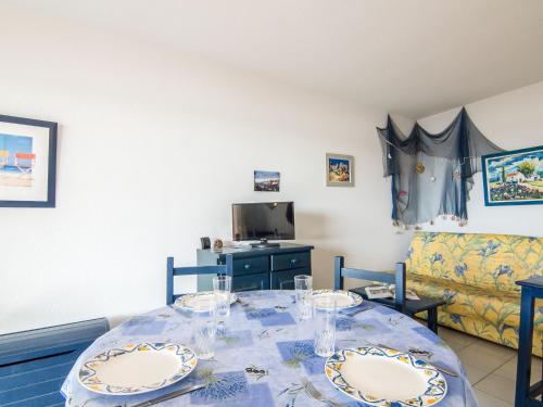 un salon avec une table et un canapé dans l'établissement Apartment Les Rives du Lac-5 by Interhome, au Grau-du-Roi