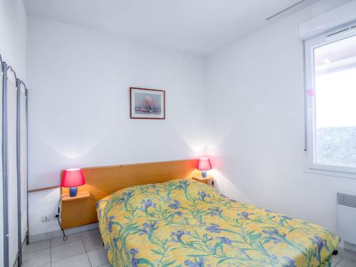 - une chambre avec un lit, une fenêtre et 2 lampes dans l'établissement Apartment Les Rives du Lac-5 by Interhome, au Grau-du-Roi