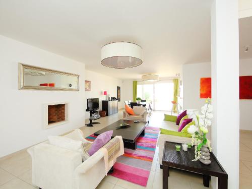 un salon avec un canapé et une table dans l'établissement Holiday Home Île St Martin by Interhome, au Cap d'Agde