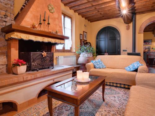 uma sala de estar com um sofá e uma lareira em Villa Luana by Interhome em Ruota