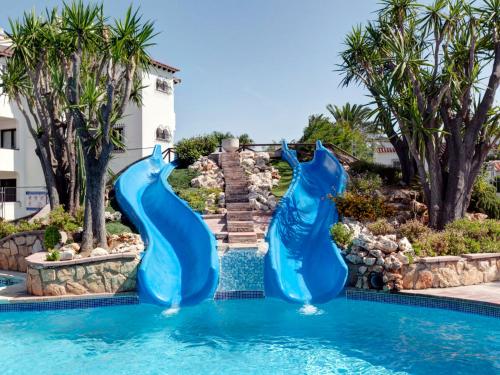 デニアにあるHoliday Home El Palmar 9-4 by Interhomeのリゾートのプールでの青いスライド2つ