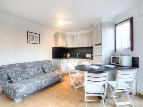 een woonkamer met een bank en een tafel bij Apartment Résidence Capao-1 by Interhome in Cap d'Agde