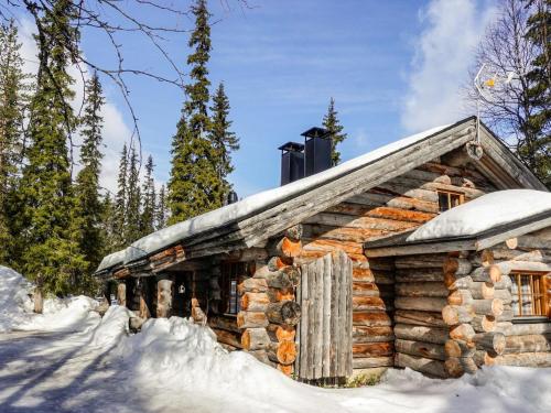 Cabaña de madera con nieve en el techo en Holiday Home Kelo-ville by Interhome en Luosto