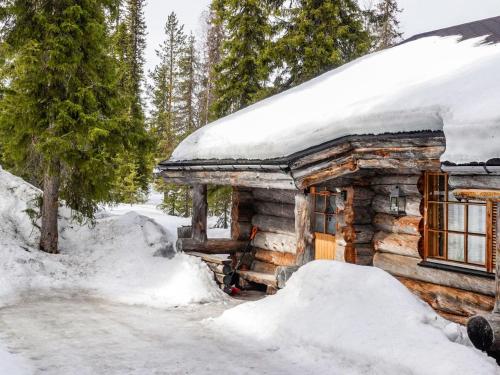 una cabaña de madera cubierta de nieve en Holiday Home Kelo-ville by Interhome en Luosto