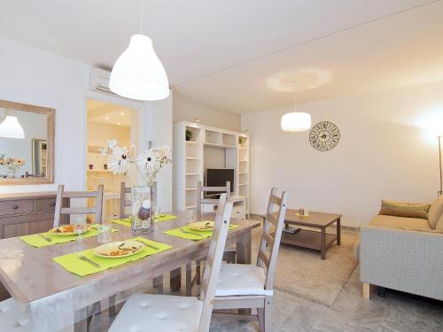 ein Esszimmer und ein Wohnzimmer mit einem Tisch und Stühlen in der Unterkunft Apartment Le Rabelais by Interhome in Saint-Aygulf