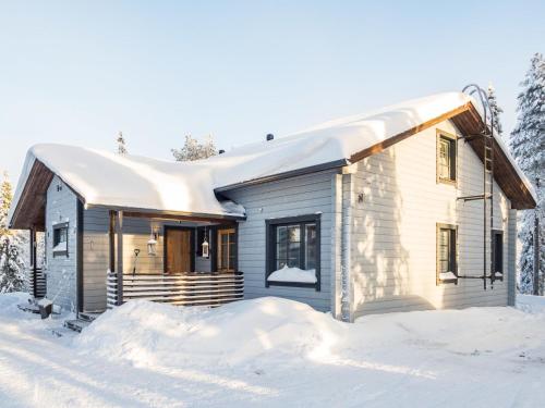 ein kleines Haus im Schnee mit Schnee in der Unterkunft Holiday Home Saukkotupa by Interhome in Ruka