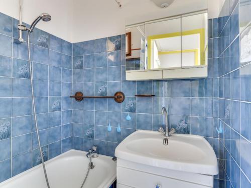 La salle de bains est pourvue de carrelage bleu, de toilettes et d'un lavabo. dans l'établissement Apartment Plein Soleil-1 by Interhome, au Cap d'Agde