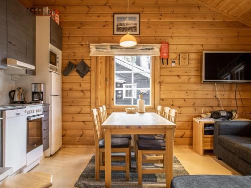 eine Küche und ein Esszimmer mit einem Tisch und Stühlen in der Unterkunft Holiday Home Lomaylläs h113-pistopolku 5a by Interhome in Ylläsjärvi