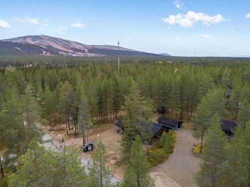 uma vista aérea de uma cabina no meio de uma floresta em Holiday Home Karkelo by Interhome em Ylläsjärvi