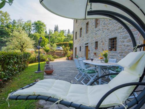 patio con tavolo, sedie e ombrellone di Holiday Home Il Vecchio Ospitale by Interhome ad Aramo