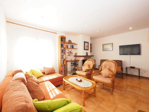 艾姆布里亞布拉瓦的住宿－Holiday Home Carmenso by Interhome，客厅配有沙发和桌子