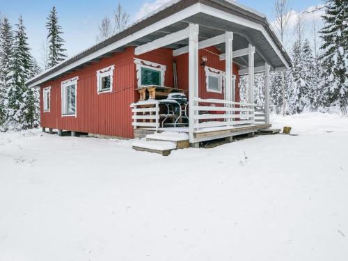 JuhanalaにあるHoliday Home Mäntylä by Interhomeの雪中の赤い家