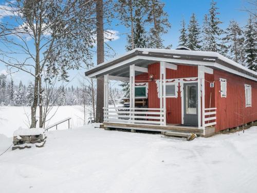 JuhanalaにあるHoliday Home Mäntylä by Interhomeの雪中の赤い小屋