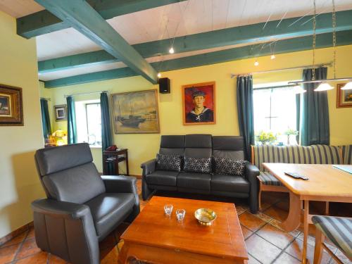 ein Wohnzimmer mit einem Sofa und einem Tisch in der Unterkunft Holiday Home Kapitänshaus by Interhome in Groß Zicker